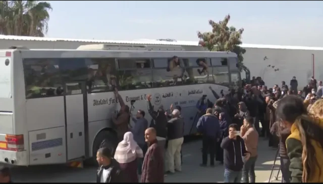 وصول حافلات تقل السجناء الفلسطينيين المفرج عنهم إلى غزة