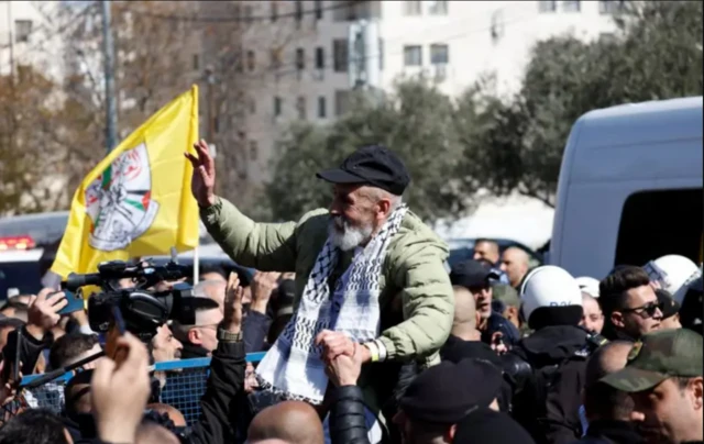 هتافات ودموع في رام الله مع وصول الفلسطينيين المفرج عنهم