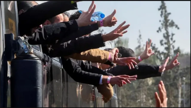 حافلات تقل فلسطينيين مفرج عنهم تصل إلى غزة