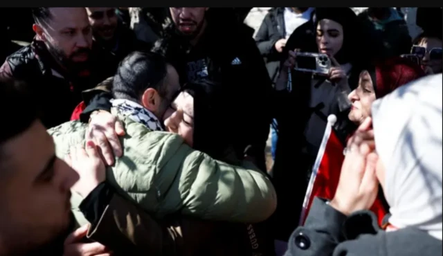 هتافات ودموع في رام الله مع وصول الفلسطينيين المفرج عنهم
