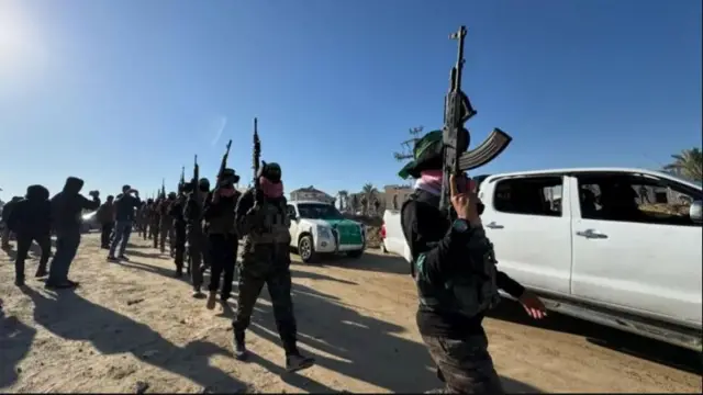 مسلحون يحرسون مركبات