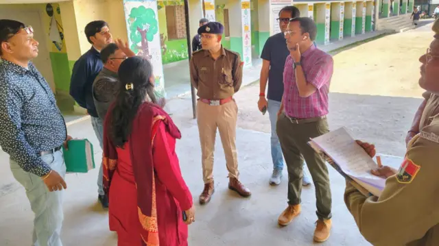 स्कूल में मौजूद पुलिस की टीम