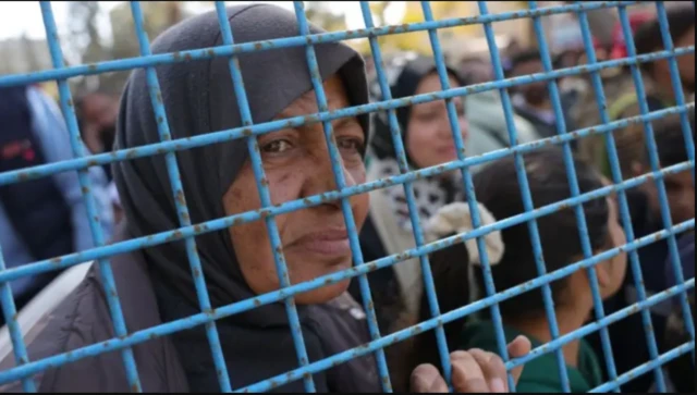 حشود تنتظر وصول الفلسطينيين إلى غزة