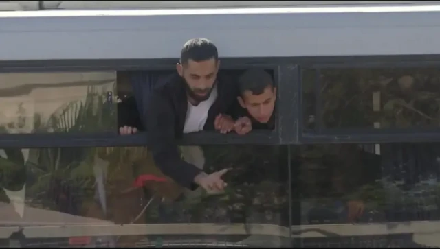 وصول حافلات تقل السجناء الفلسطينيين المفرج عنهم إلى غزة