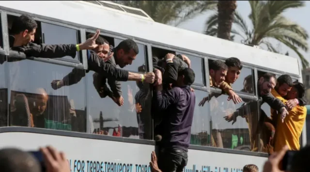 حافلات تقل فلسطينيين مفرج عنهم تصل إلى غزة