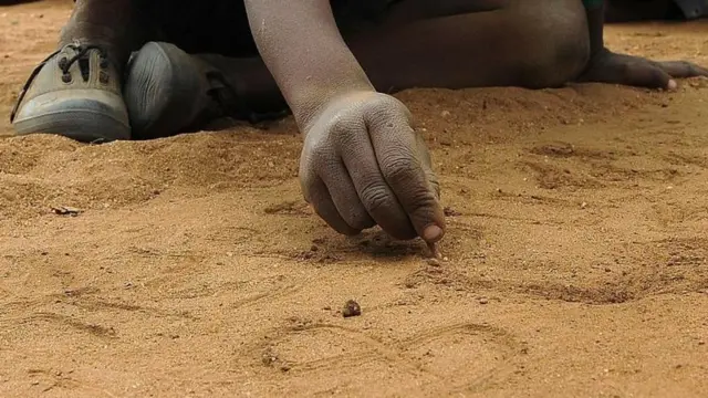 Katika baadhi ya mataifa elimu ya bure inakabiliwa na changamoto zikiwemo uhaba wa bidhaa msingi kama walimu wa kutosha, vitabu, madawati na hata vyoo