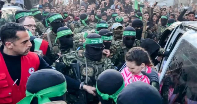 Mayaƙan Hamas lokacin sakin ɗaya daga cikin Isra'ilawa