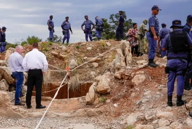 Jami'an tsaro da Turawa a wani ramin hakar ma'adanai
