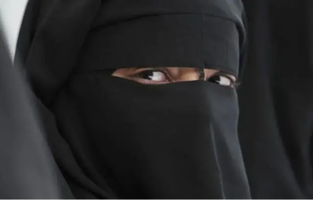 Mata sanya da niqab