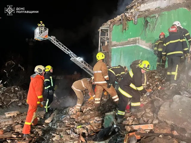 Спасатели на месте российского удара в Полтаве