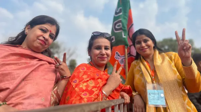 रामलीला मैदान में बीजेपी समर्थक और कार्यकर्ता