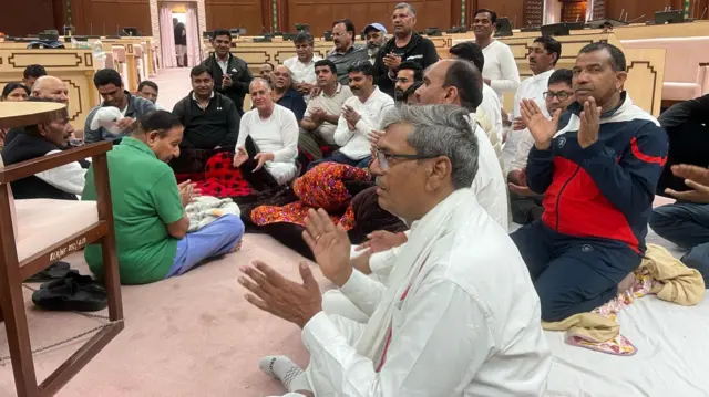 धरना देते विधायक