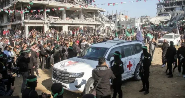 Taron mutane da mayaƙan Hamas da motocin Red Cross