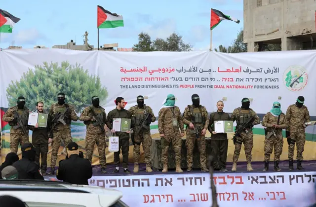 الرهائن الثلاثة المفرج عنهم في طريقهم إلى نقطة تابعة للجيش الإسرائيلي
