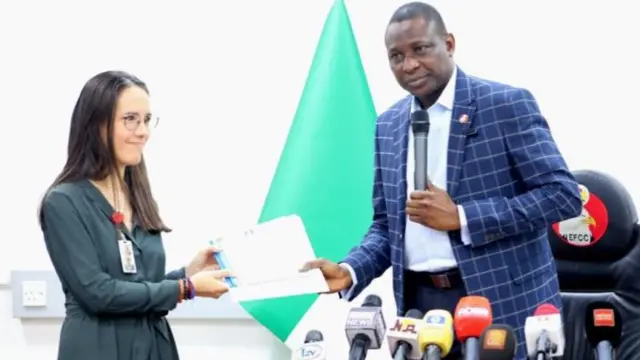 Onyeisi ụlọọrụ EFCC bụ Ola Olukoyede na onye ọzọ