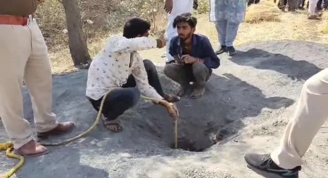 राजस्थान में150 फीट गहरे बोरवेल में गिरा पांच साल का बच्चा