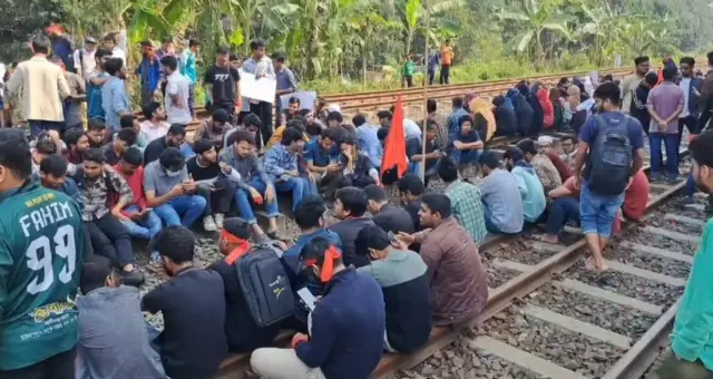 গাজীপুরের একটি বিশ্ববিদ্যালয়ের নাম বাংলাদেশ ডিজিটাল ইউনিভার্সিটি করার দাবিতে কালিয়াকৈর হাইটেক রেলস্টেশন এলাকায় রেললাইন অবরোধ করেছে শিক্ষার্থীরা।