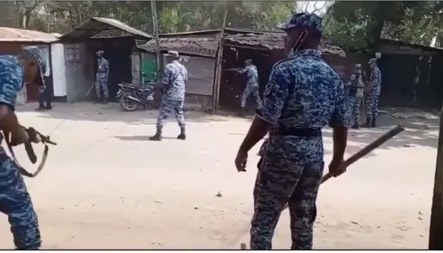 সংঘর্ষের সময় বিমান বাহিনী সদস্যদের গুলি করতে দেখা গেছে