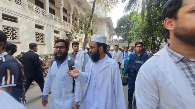 সুপ্রিম কোর্টে ইন্টার্ন চিকিৎসকদের বিক্ষোভ