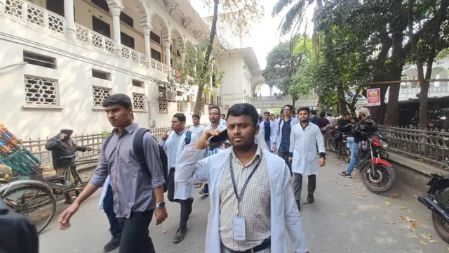 সুপ্রিম কোর্টে ইন্টার্ন চিকিৎসকদের বিক্ষোভ