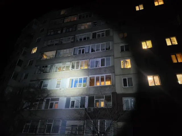 Поврежденная многоэтажка в Сумах