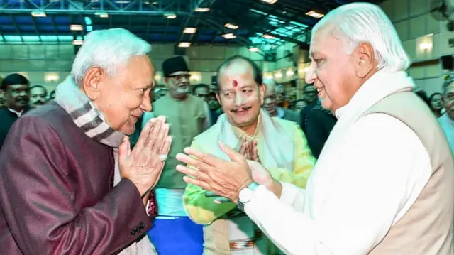 बिहार के मुख्यमंत्री नीतीश कुमार और राज्यपाल आरिफ़ मोहम्मद ख़ान (फ़ाइल फोटो)