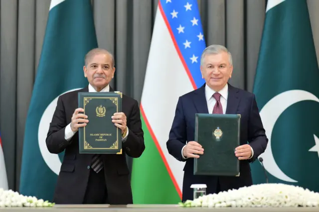 پاکستان کے وزیرِ اعظم شہباز شریف کے دورہ ازبکستان کے دوران دونوں ممالک نے مستقبل قریب میں دوطرفہ تجارت کے حجم کو موجودہ 400 ملین ڈالرز سے بڑھا کر دو ارب ڈالر تک لے جانے پر اتفاق کیا ہے۔