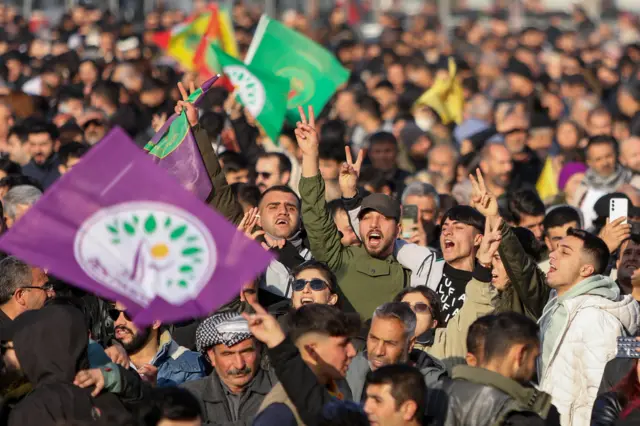 تجمع‌کنندگان در دیاربکر در واکنش به پیام آقای اوجالان دو انگشت خود را به نشانه پیروزی به هوا بلند می‌کنند