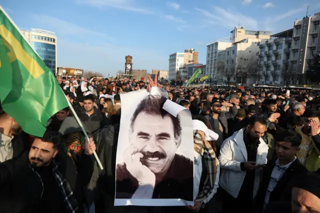 حمل تصویر عبدالله اوجالان در راهپیمایی روز پنجشنبه در دیاربکر، پس از درخواست او برای انحلال و خلع سلاح پ‌ک‌ک