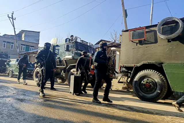 जम्मू कश्मीर के कुलगाम सुरक्षाकर्मी तैनात