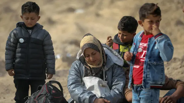 صورة لنازحين فلسطينيين في طريق عودتهم إلى منازلهم في غزة.