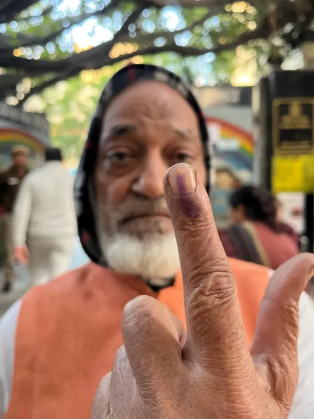 पटपड़गंज सीट पर वोटिंग के बाद एक मतदाता