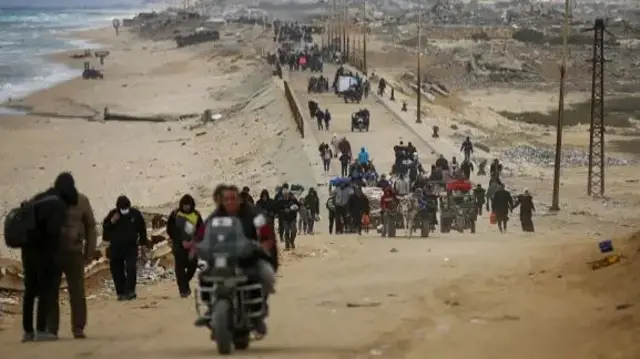 صورة لنازحين فلسطينيين في طريق عودتهم إلى منازلهم في غزة.