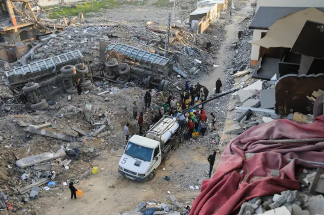 فلسطينيون يملأون المياه في جباليا