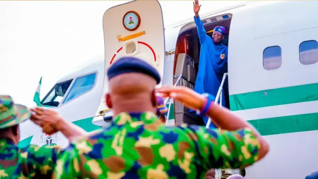 Onyeisiala Bola Tinubu na-efere ndị mmadụ aka n'ụgbọelu ya