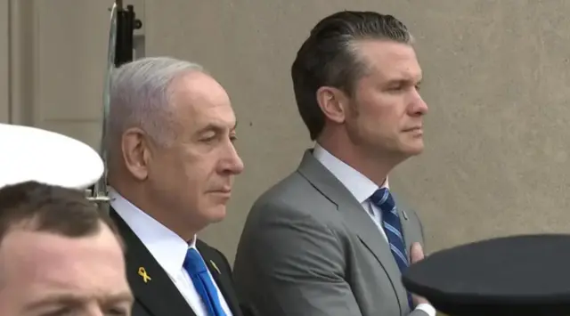 وزير الدفاع الأمريكي وعلى جانبه رئيس الوزراء الإسرائيلي بنيامين نتنياهو