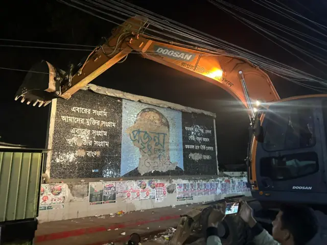 রংপুরে শেখ মুজিবের ম্যুরাল ভাঙার দৃশ্য