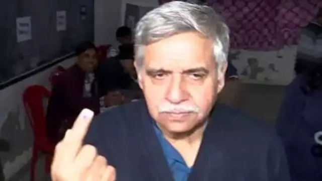 वोट डालने के बाद संदीप दीक्षित