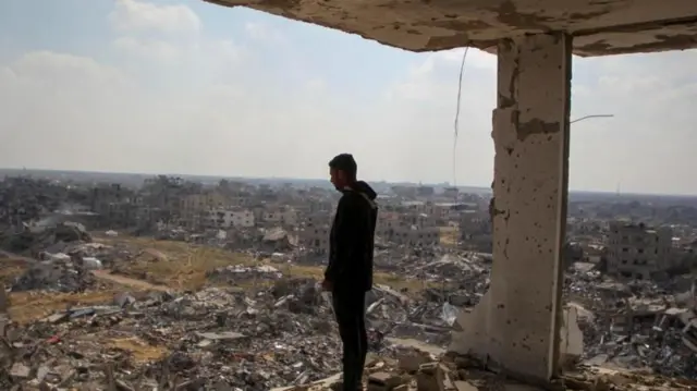 فلسطيني يتفقد الأنقاض في رفح جنوب قطاع غزة
