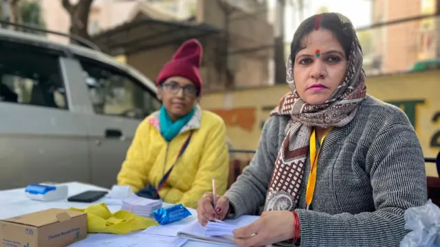 वोटरों के इंतजार में तैयार चुनाव आयोग के कर्मचारी