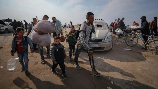 صورة لنازحين فلسطينيين في طريق عودتهم إلى منازلهم في غزة.