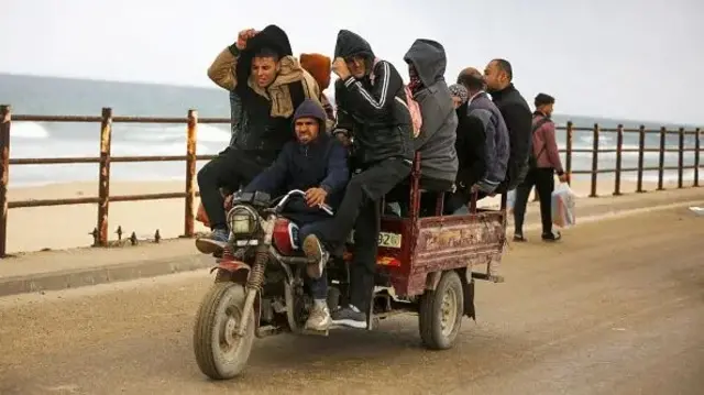 صورة لنازحين فلسطينيين في طريق عودتهم إلى منازلهم في غزة.