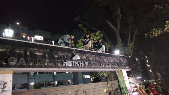 বঙ্গমাতা শেখ ফজিলাতুন্নেসা হলের নামফলক ভাঙ্গছে শিক্ষার্থীরা