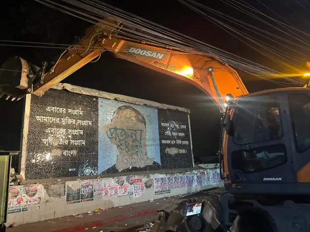 রাতে বুলডোজার দিয়ে ভাঙার সময় ডিসি'র মোড়ে শেখ মুজিবের এই ম্যুরাল ভাঙচুর করা হয়।