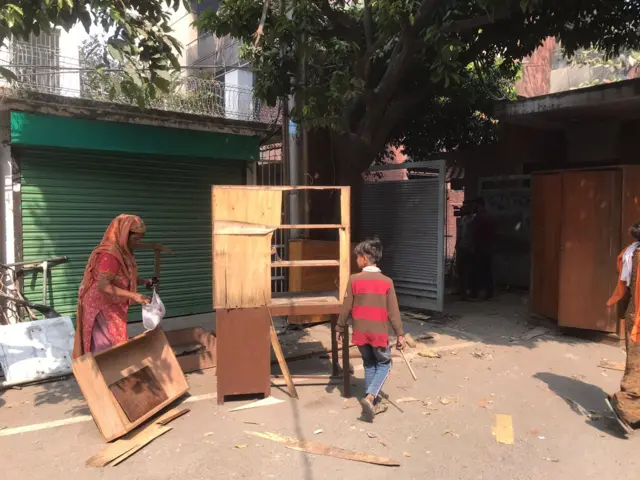 যে যার মতো জিনিসপত্র নিয়ে যাচ্ছে
