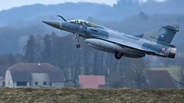 Mirage 2000 взлетает с авиабазы