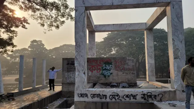 গতকাল রাতে এক দফা ভাঙার পর আজ সকালেও ভাঙা হয় এই বাড়ি