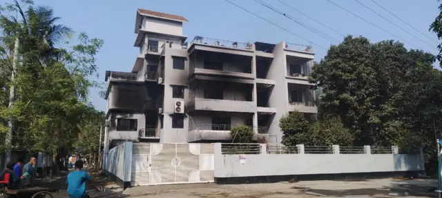 রাজশাহীতে শাহরিয়ার আলমের বাড়িতে আগুন