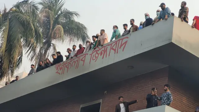 ৩২ নম্বরের বাড়ির এক দেয়ালে 'ইনকিলাব জিন্দাবাদ' লেখা