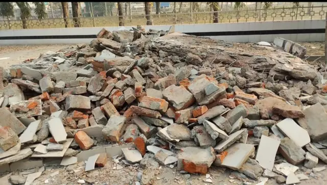 বুলডোজার দিয়ে ভাঙ্গা রংপুর কারমাইকেল কলেজ ক্যাম্পাসে অবস্থিত বঙ্গবন্ধু ম্যুরাল